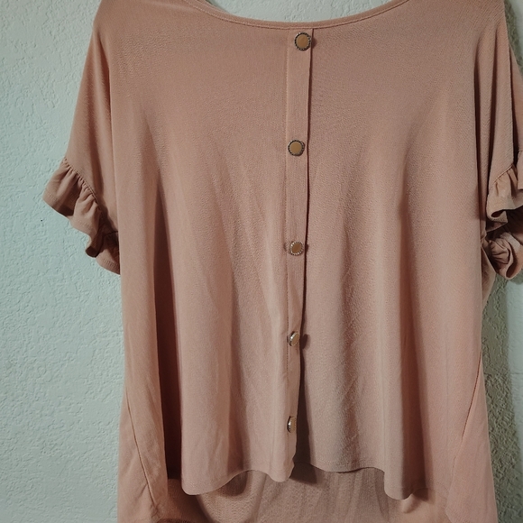 89th + Madison extra large peach shirt buttons in the front flowy sleeves - Picture 5 of 8